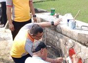 Polsek Tigaraksa Melaksanakan Kegiatan Revitalisasi Jembatan Merah Putih di Jalan Desa Taban–Daru Kecamatan Jambe
