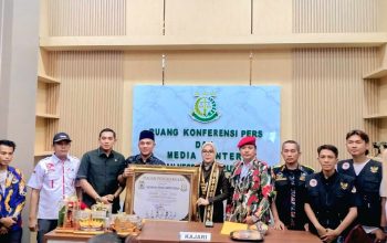 Puluhan Ormas dan Lintas Suku Beri Lencana Penghargaan kepada Kejari Lampung Tengah, Desak Pengusutan Dugaan Korupsi Dinas Pendidikan Tanpa Tebang Pilih