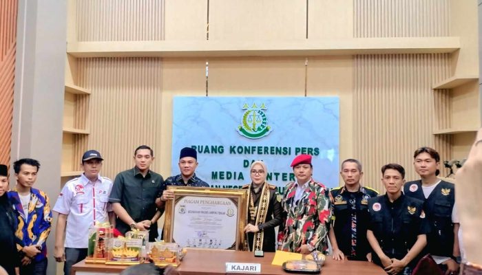 Puluhan Ormas dan Lintas Suku Beri Lencana Penghargaan kepada Kejari Lampung Tengah, Desak Pengusutan Dugaan Korupsi Dinas Pendidikan Tanpa Tebang Pilih