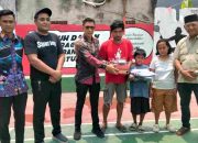 Pemerintah Kecamatan Solear Serahkan Seragam Sekolah kepada Anak Kurang Mampu di Desa Cikasungka
